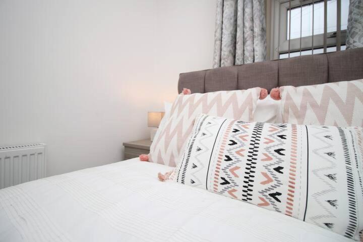 City Centre, Parking, Smart Tv'S In All Rooms Swansea Esterno foto