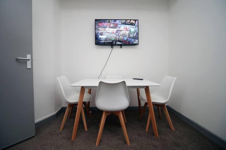 City Centre, Parking, Smart Tv'S In All Rooms Swansea Esterno foto