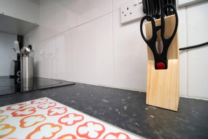 City Centre, Parking, Smart Tv'S In All Rooms Swansea Esterno foto