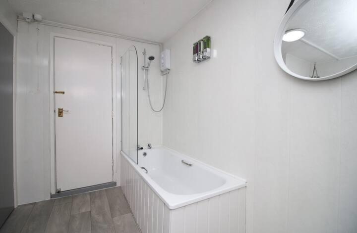 City Centre, Parking, Smart Tv'S In All Rooms Swansea Esterno foto